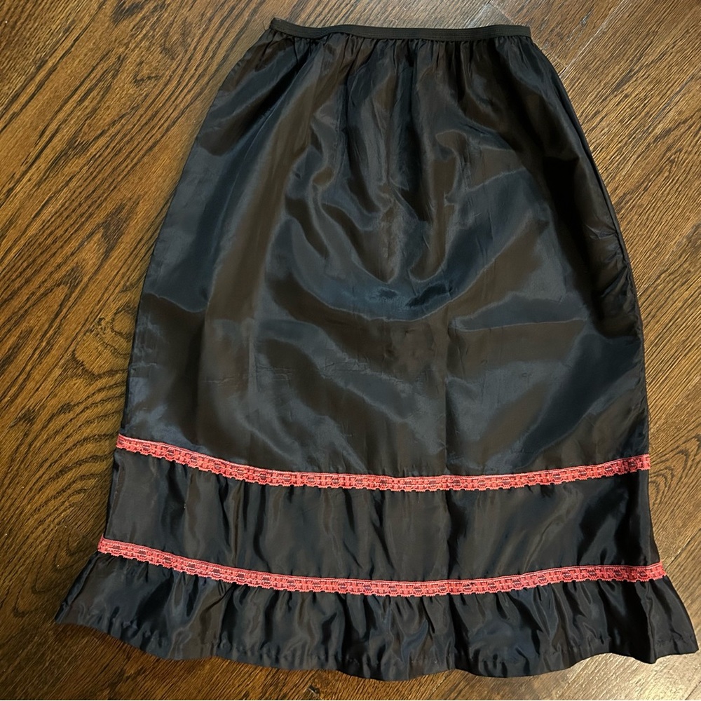 Vintage Black Half Slip with Red Lace Trim – Ruffled Hem | Size M (No Tags)